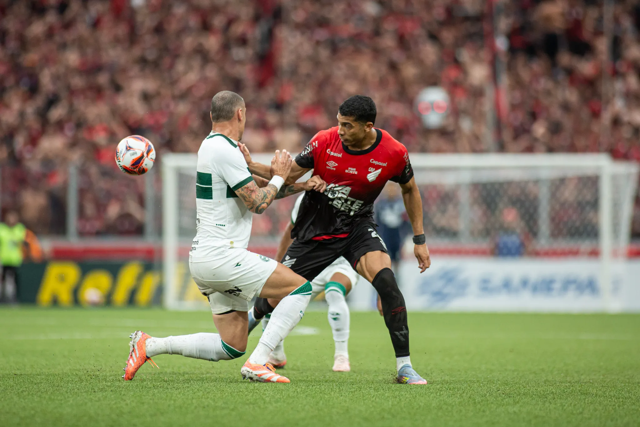 Julimar jogador do Athletico-PR disputa lance com Maicon jogador do Coritiba durante partida no estadio Arena da Baixada pelo campeonato Paraense 2026. Foto: Luis Garcia/AGIF