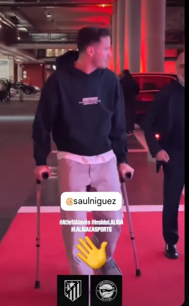 Saúl de muletas na Espanha. Foto: Reprodução/Instagram @laliga