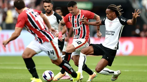 Carrillo jogador do Corinthians disputa lance com Luciano jogador do Sao Paulo durante partida no estadio Arena Corinthians pelo campeonato Paulista 2026. Foto: Marcello Zambrana/AGIF
