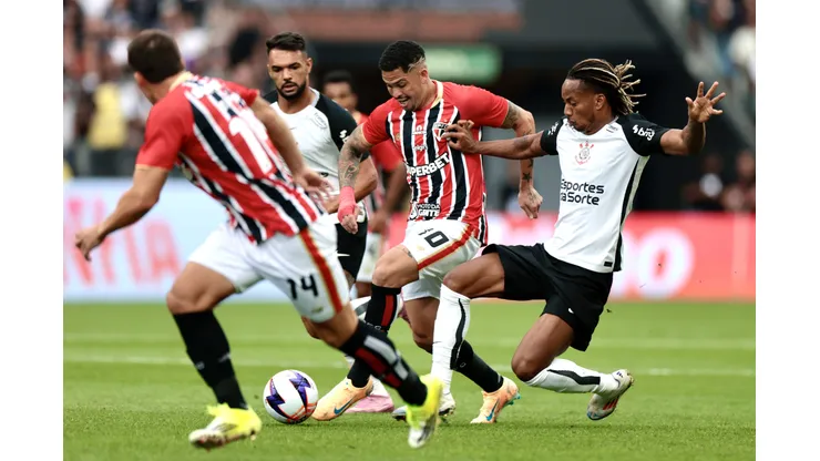 Carrillo jogador do Corinthians disputa lance com Luciano jogador do Sao Paulo durante partida no estadio Arena Corinthians pelo campeonato Paulista 2026. Foto: Marcello Zambrana/AGIF