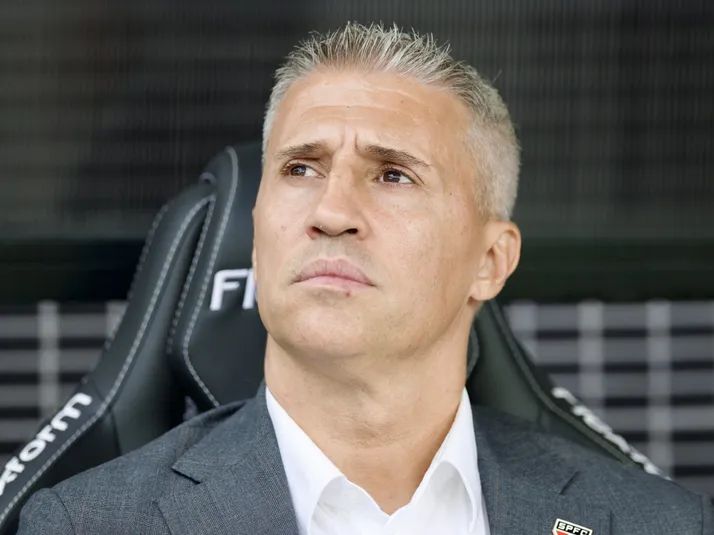 Torcida do São Paulo aponta erros de Crespo