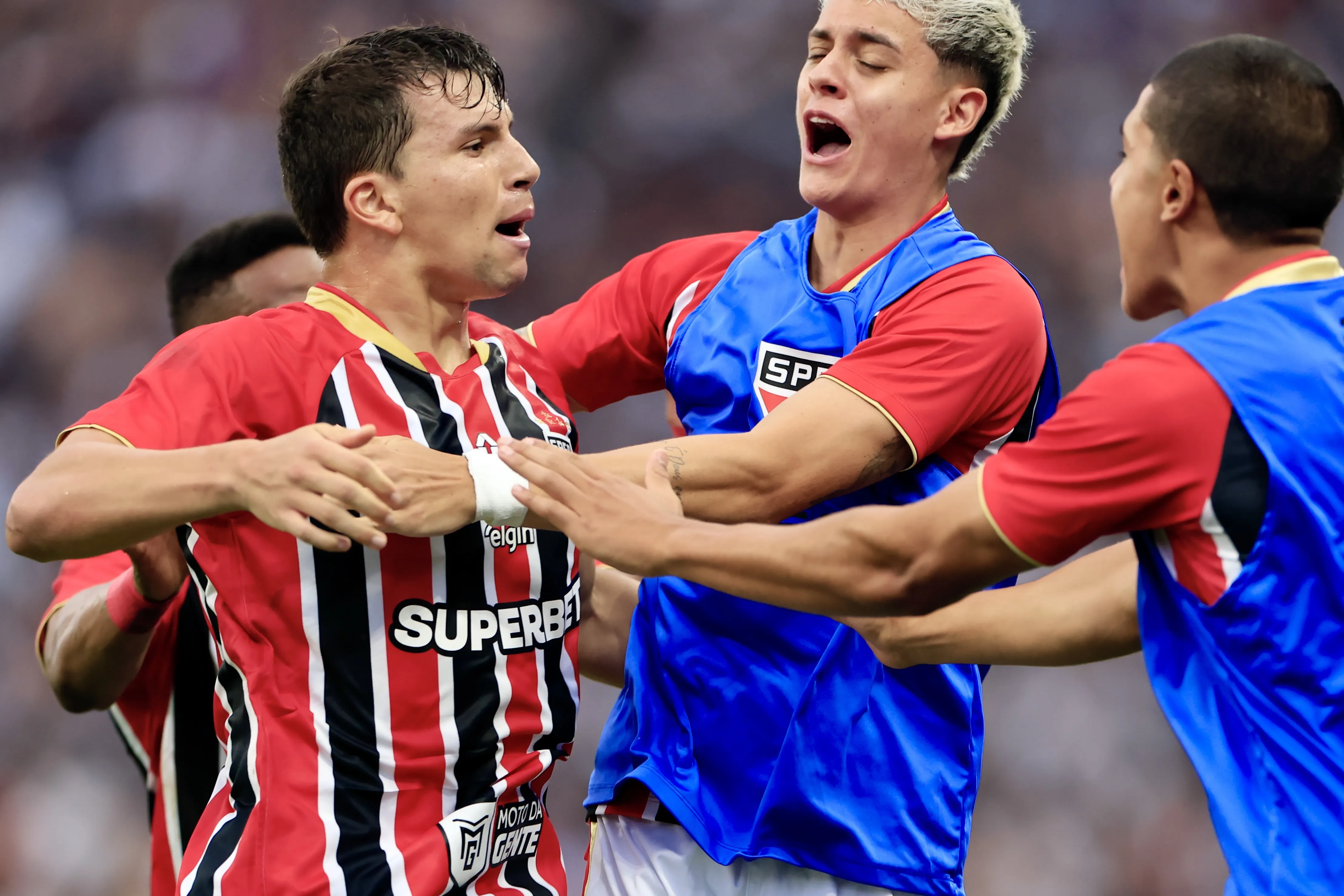 Tapia jogador do Sao Paulo comemora seu gol com jogadores do seu time durante partida contra o Corinthians no estadio Arena Corinthians pelo campeonato Paulista 2026. Foto: Marcello Zambrana/AGIF