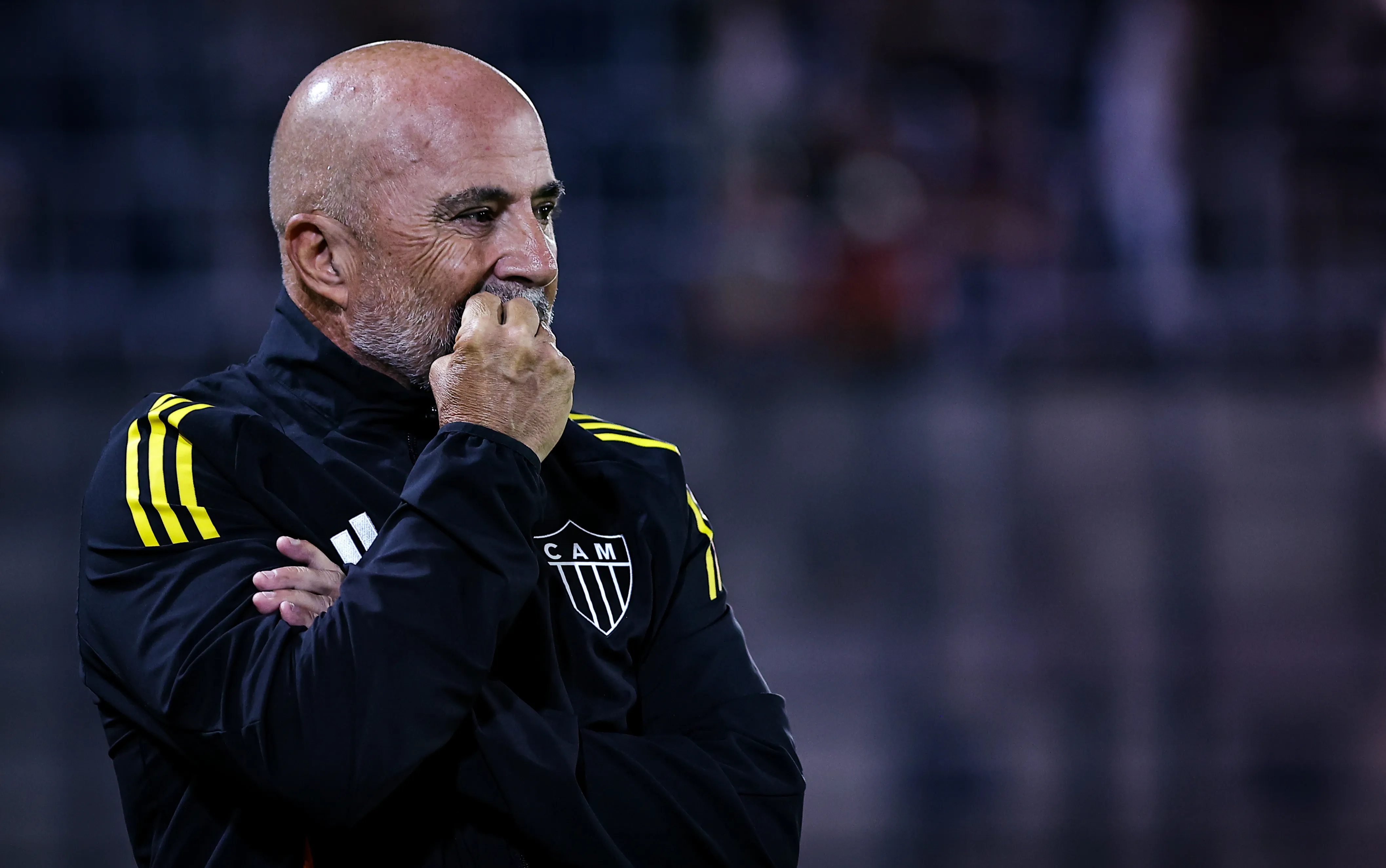 SP – BRAGANCA PAULISTA – 16/11/2025 – BRASILEIRO A 2025, BRAGANTINO X ATLETICO-MG – Jorge Sampaoli tecnico do Atletico-MG durante partida contra o Bragantino no estadio Cicero De Souza Marques pelo campeonato Brasileiro A 2025. Foto: Fabio Giannelli/AGIF