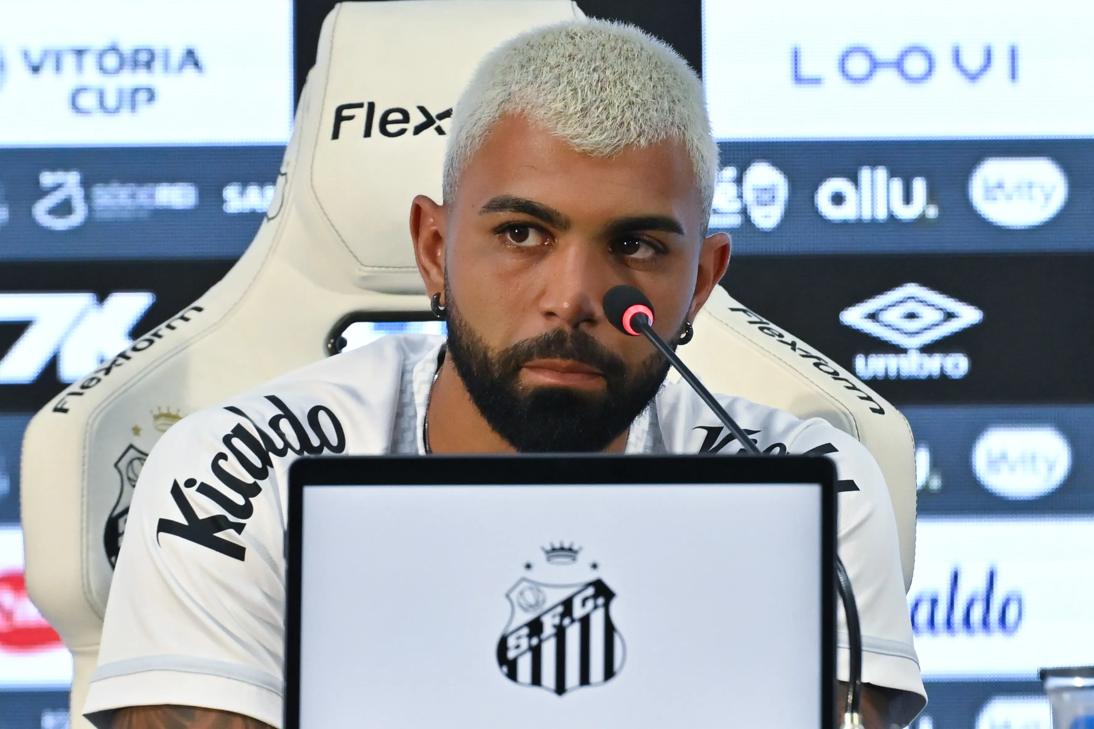 SP – SANTOS – 05/01/2026 – SANTOS, APRESENTACAO GABIGOL – Gabigol durante sua apresentacao oficial como jogador do Santos em coletiva de imprensa realizada no Vila Belmiro.   Foto: Jota Erre/AGIF