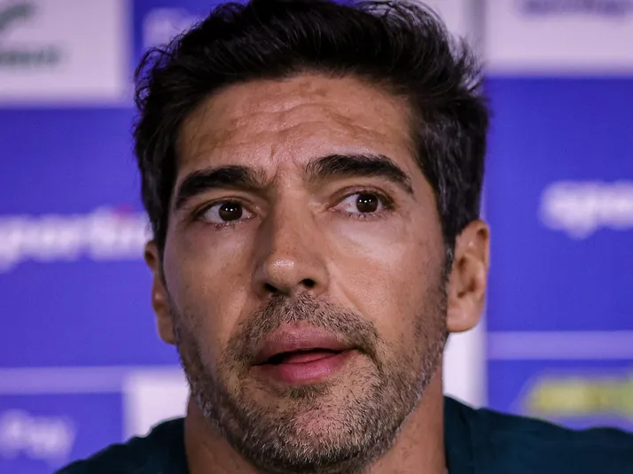 Abel Ferreira comemora ‘rodízio’ no sistema defensivo do Palmeiras