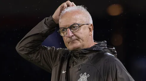 Dorival junior tecnico do Corinthians pensativo durante partida contra o Bragantino no estadio Cicero De Souza Marques pelo campeonato Paulista 2026. Foto: Joisel Amaral/AGIF
