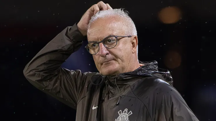 Dorival junior tecnico do Corinthians pensativo durante partida contra o Bragantino no estadio Cicero De Souza Marques pelo campeonato Paulista 2026. Foto: Joisel Amaral/AGIF