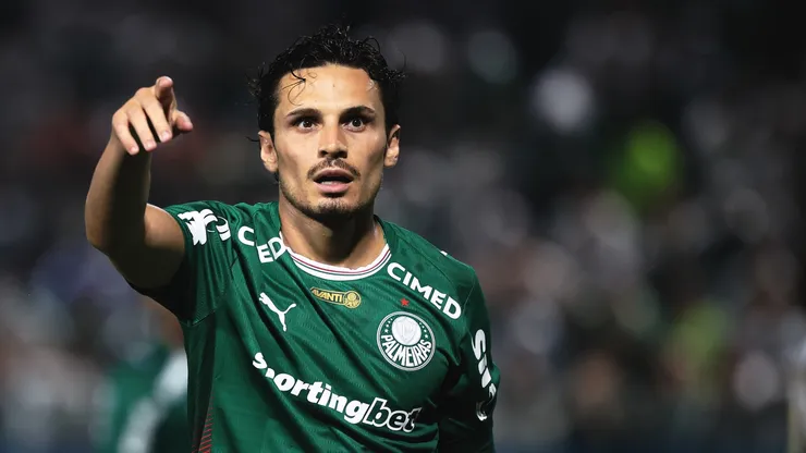 Raphael Veiga jogador do Palmeiras durante partida contra o Santos no estádio Arena Barueri pelo campeonato Paulista 2026. Foto: Ettore Chiereguini/AGIF