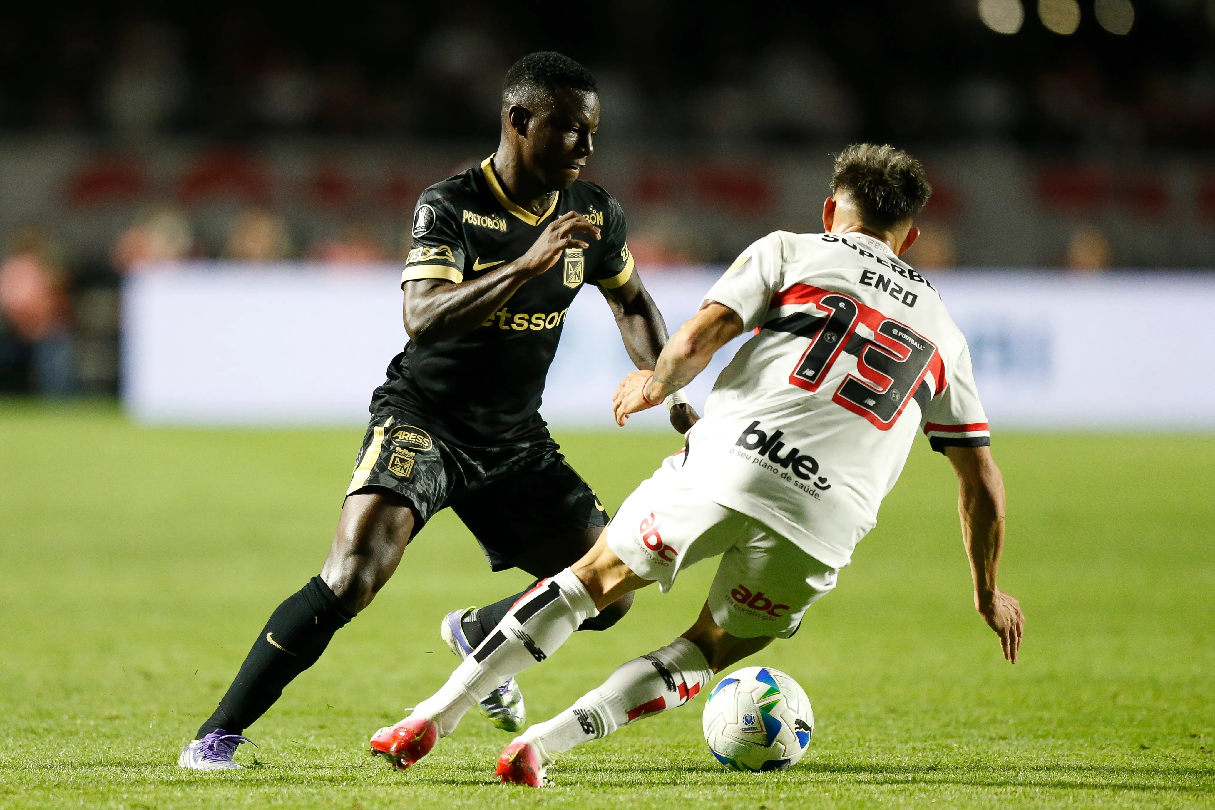 Marino Hinestroza em confronto diante do São Paulo pela Copa Libertadores.  (Photo by Miguel Schincariol/Getty Images)