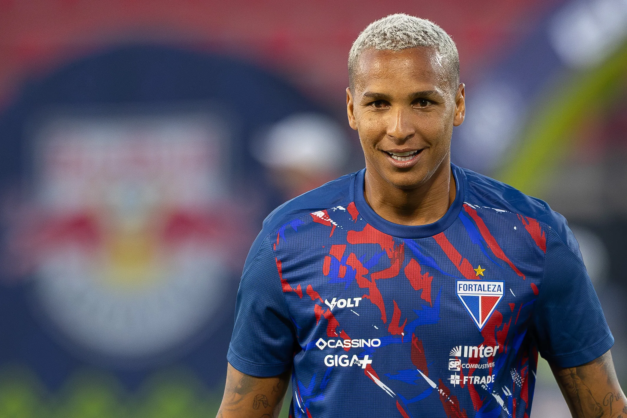 SP – BRAGANCA PAULISTA – 26/11/2025 – BRASILEIRO A 2025, BRAGANTINO X FORTALEZA – Deyverson jogador do Fortaleza durante partida contra o Bragantino no estadio Cicero De Souza Marques pelo campeonato Brasileiro A 2025. Foto: Joisel Amaral/AGIF