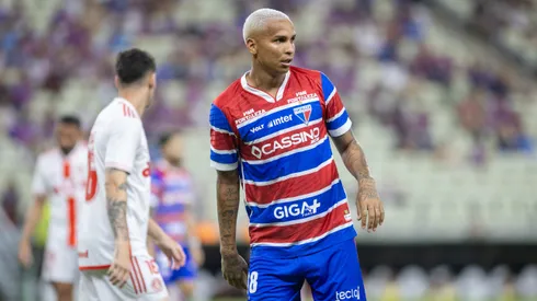 Deyverson jogador do Fortaleza durante partida contra o Internacional no estadio Arena Castelao pelo campeonato Brasileiro A 2025. 
