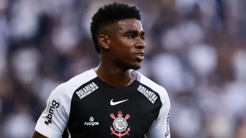 Félix Torres durante confronto entre Corinthians x Santos no Brasileirão de 2025.
