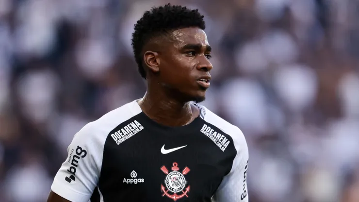 Félix Torres durante confronto entre Corinthians x Santos no Brasileirão de 2025.