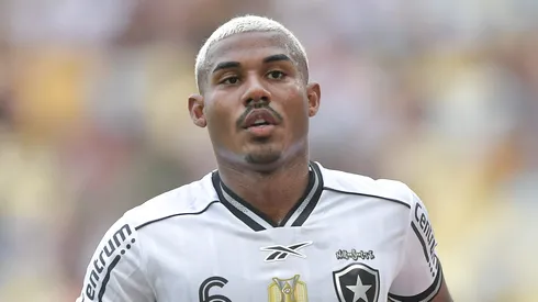 Cuiabano jogador do Botafogo durante partida contra o Fluminense no estadio Maracana pelo campeonato Brasileiro A 2025. Foto: Thiago Ribeiro/AGIF
