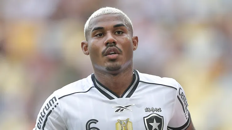 Cuiabano jogador do Botafogo durante partida contra o Fluminense no estadio Maracana pelo campeonato Brasileiro A 2025. Foto: Thiago Ribeiro/AGIF