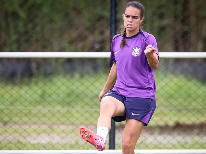 Ana Vitória compara futebol feminino do Brasil e da Europa