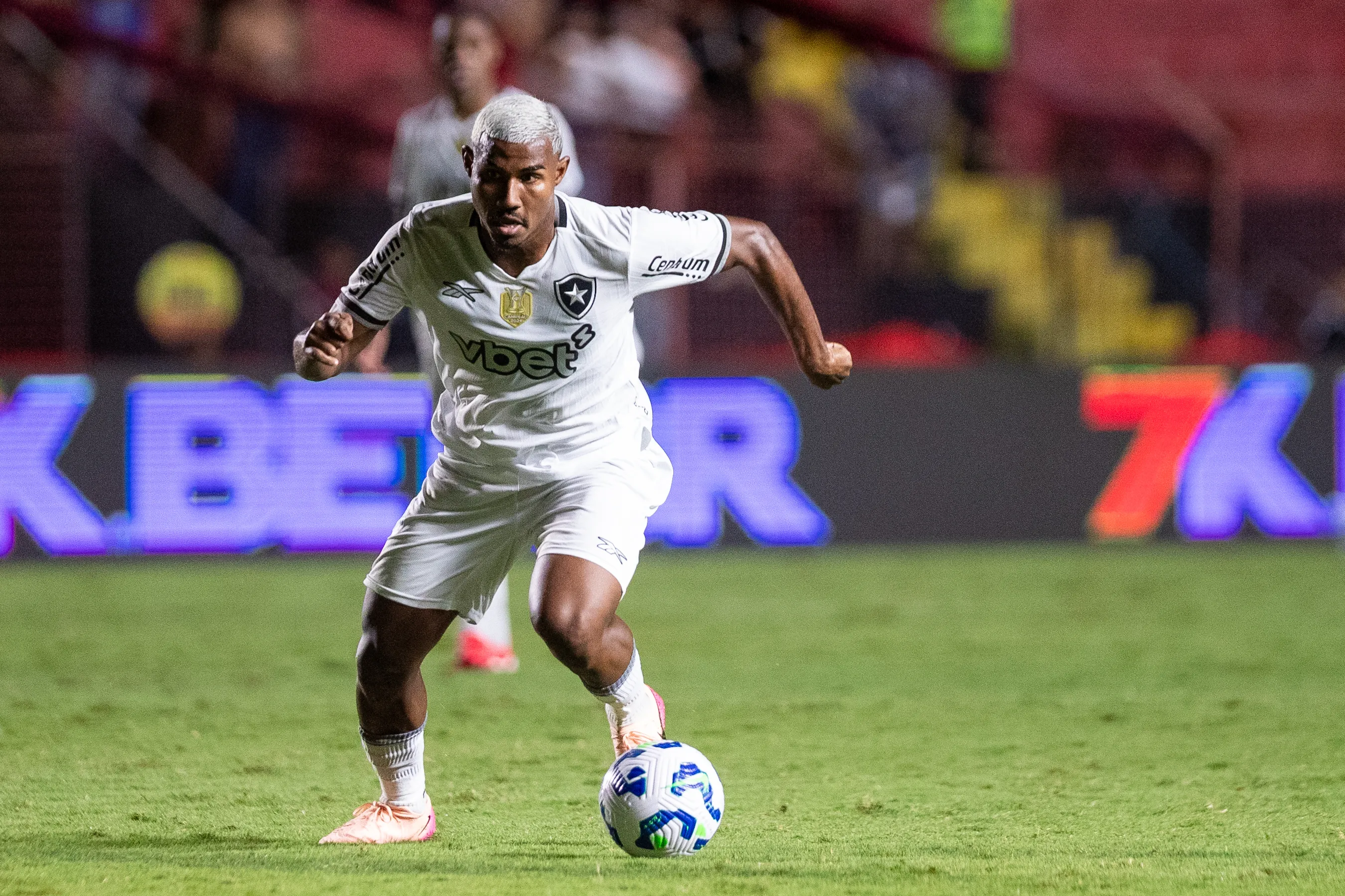 Cuiabano atuando no Botafogo em 2025 –  Foto: Rafael Vieira/AGIF