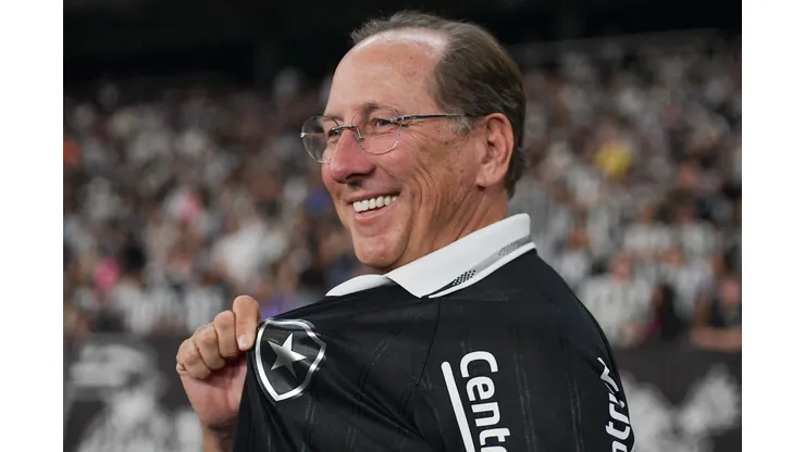 John Textor abre conversas para repatriar jogador