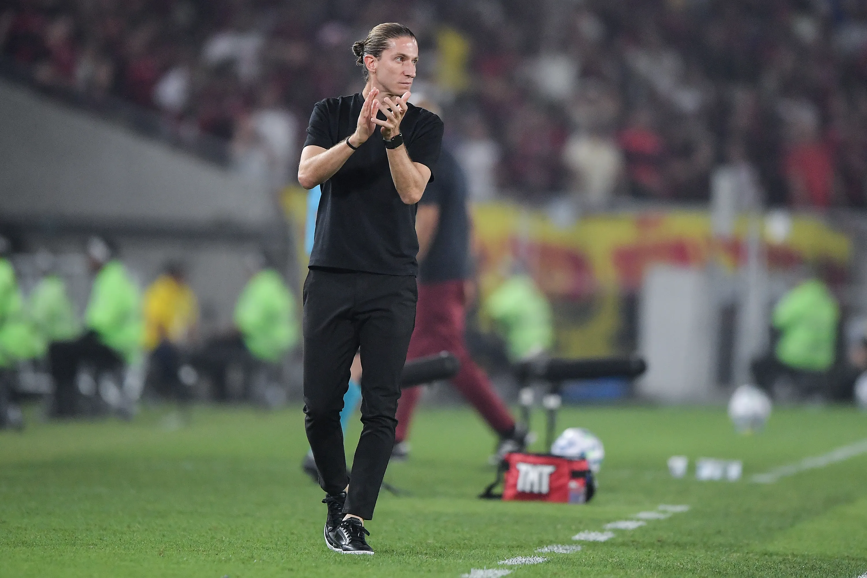 Filipe Luís comandando o Flamengo – Foto: Thiago Ribeiro/AGIF
