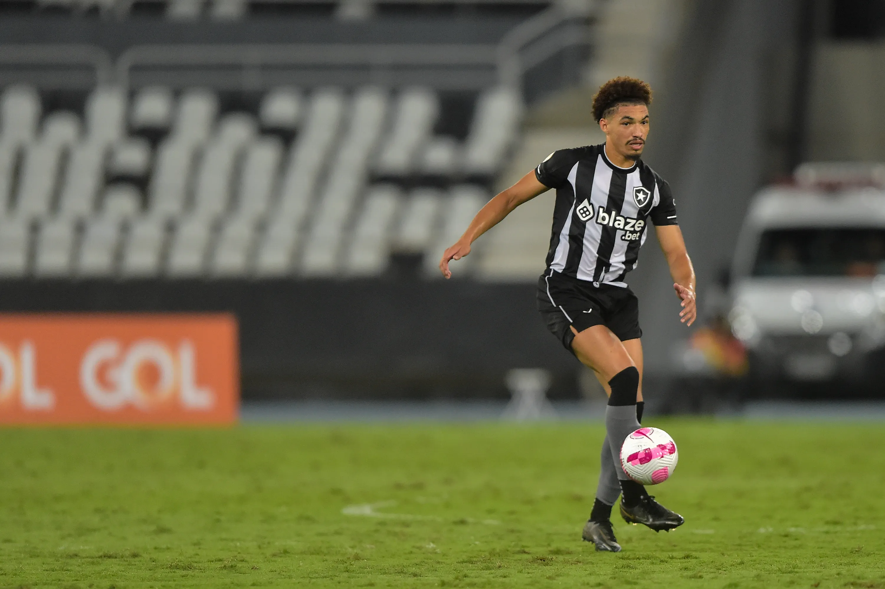 Adryelson atuando no Botafogo em 2022 –  Foto: Thiago Ribeiro/AGIF