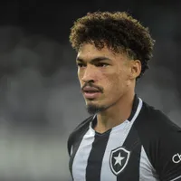 Vasco entra na briga com Grêmio e mira contratação de Adryelson, ex-Botafogo