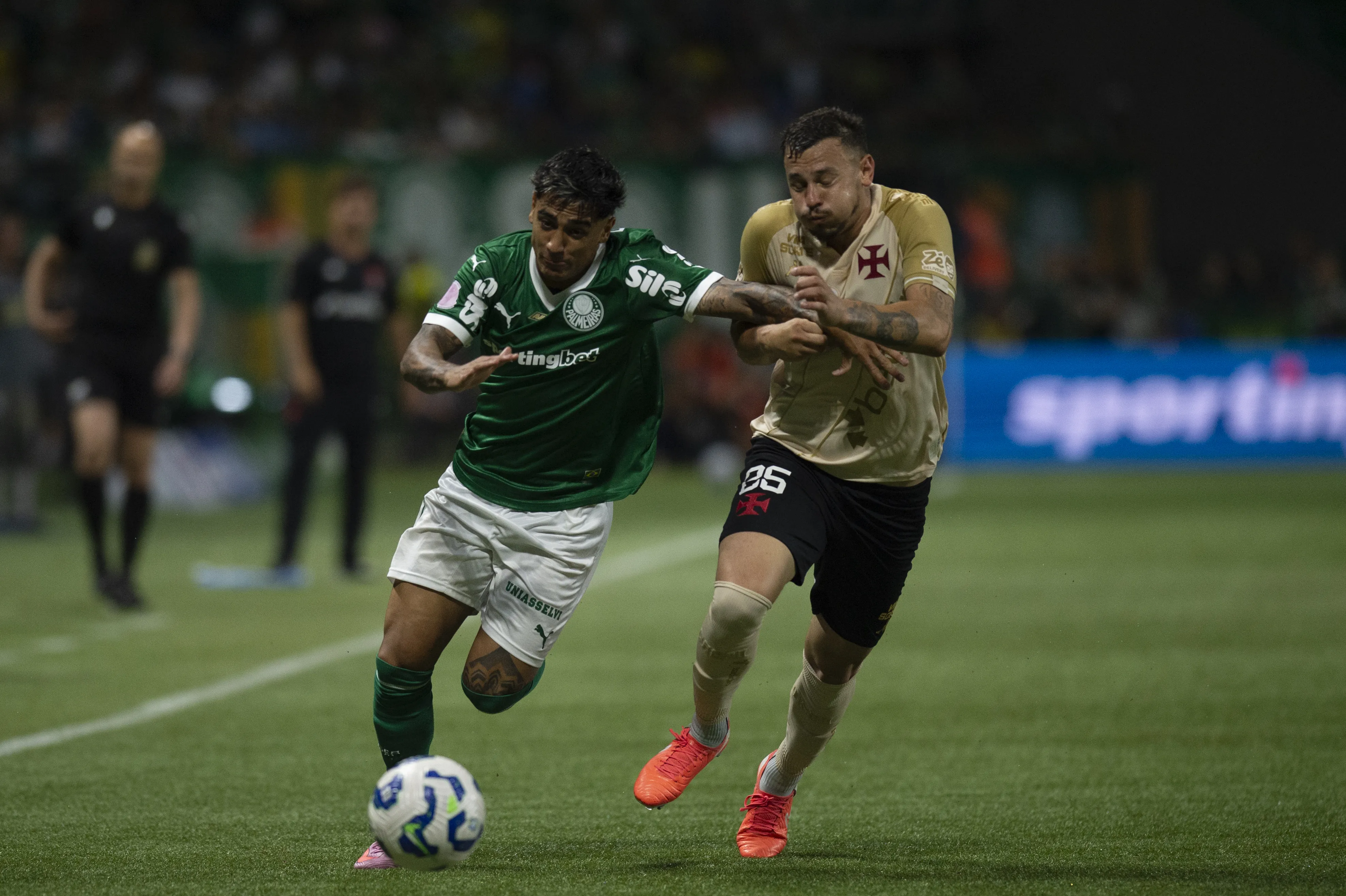 SP – SAO PAULO – 01/10/2025 – BRASILEIRO A 2025, PALMEIRAS X VASCO – Facundo Torres jogador do Palmeiras disputa lance com Hugo Moura jogador do Vasco durante partida no estadio Arena Allianz Parque pelo campeonato Brasileiro A 2025. Foto: Anderson Romao/AGIF