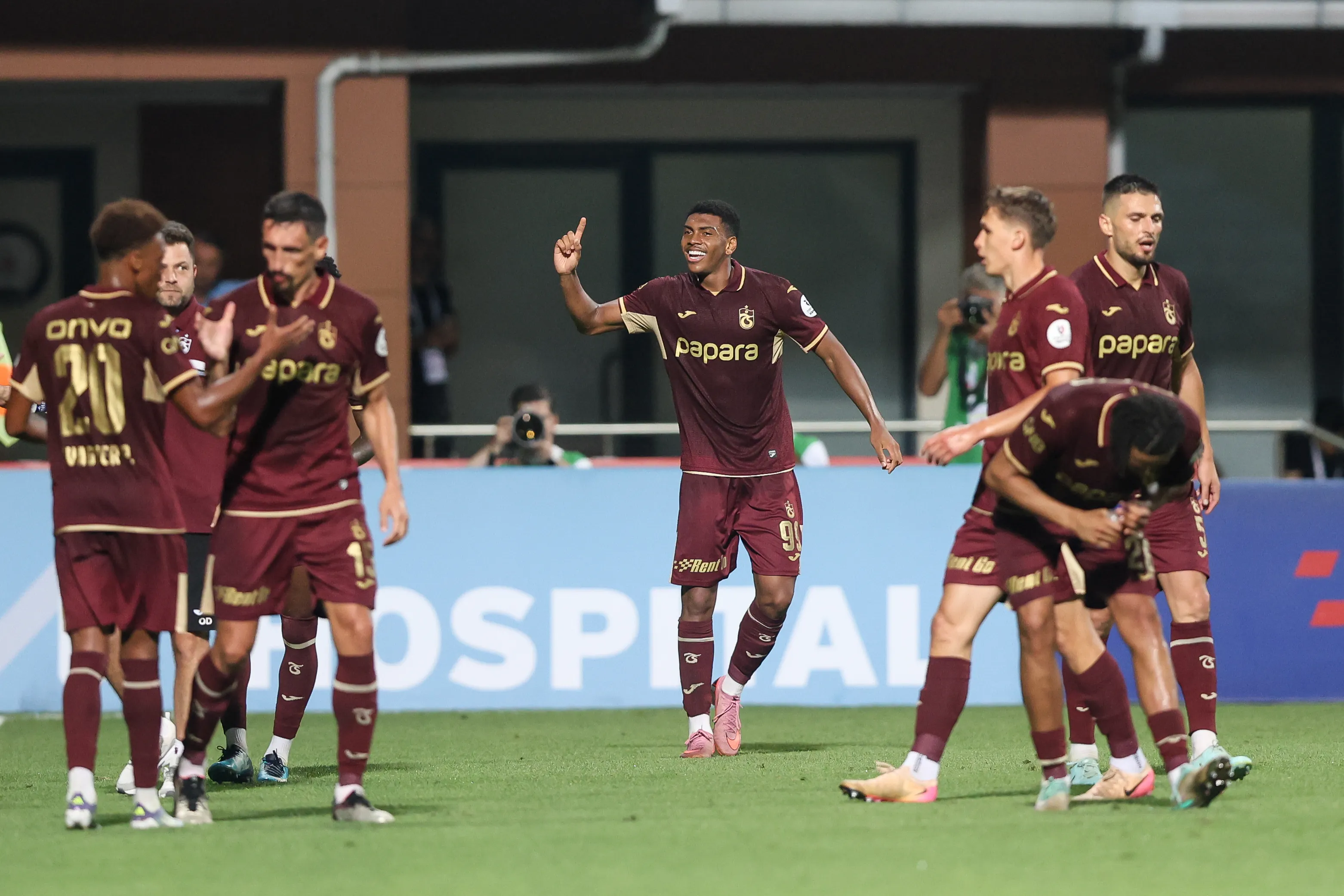 Wagner Pina (à esquerda da imagem com a camisa 20) em campo pelo Trabzonspor. Foto: Ahmad Mora/Getty Images)