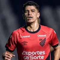 Vitor Bueno se oferece novamente para jogar no Athletico-PR