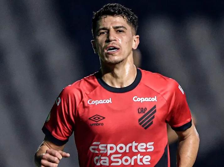 Vitor Bueno se oferece novamente para jogar no Athletico-PR