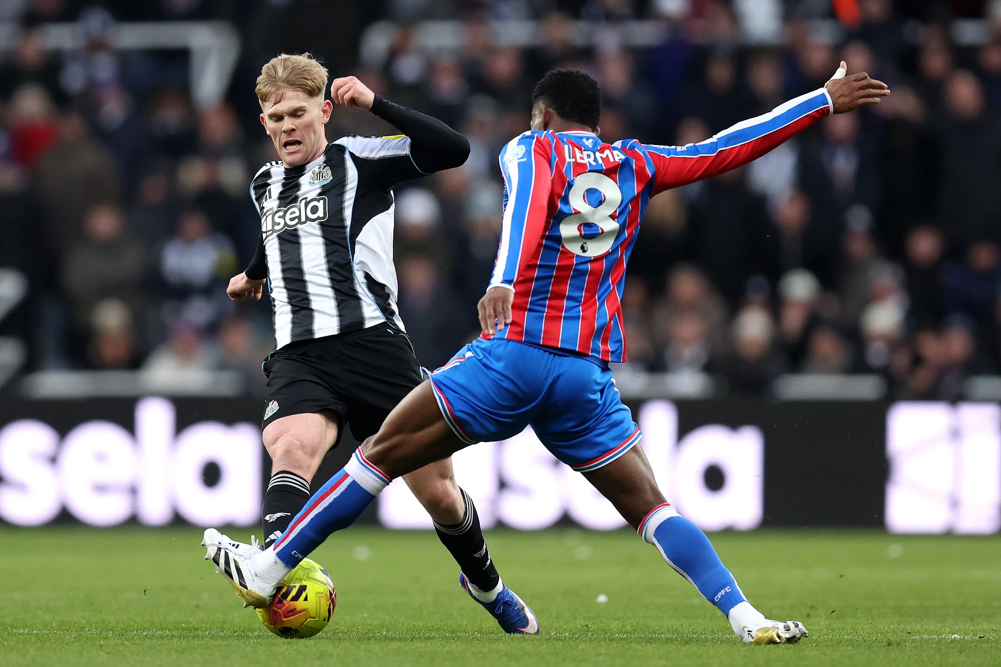 Lerma em confronto diante do Newcastle United. (Photo by George Wood/Getty Images)