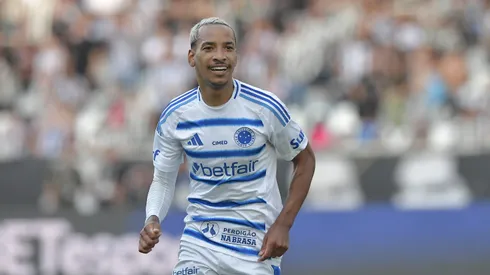 Matheus Pereira jogador do Botafogo comemora seu gol durante partida contra o Cruzeiro no estadio Engenhao pelo campeonato Brasileiro A 2025. 
