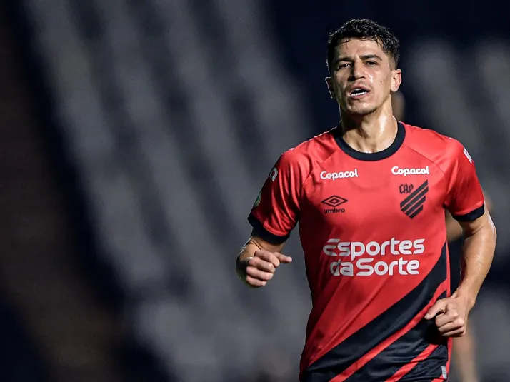 Ex-Athletico-PR, Vitor Bueno encaminha acordo com o Remo