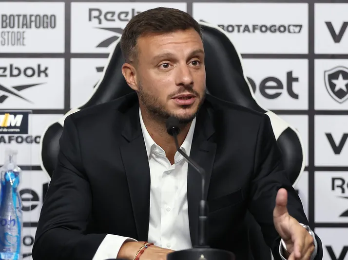 Anselmi fala sobre Savarino em apresentação no Botafogo