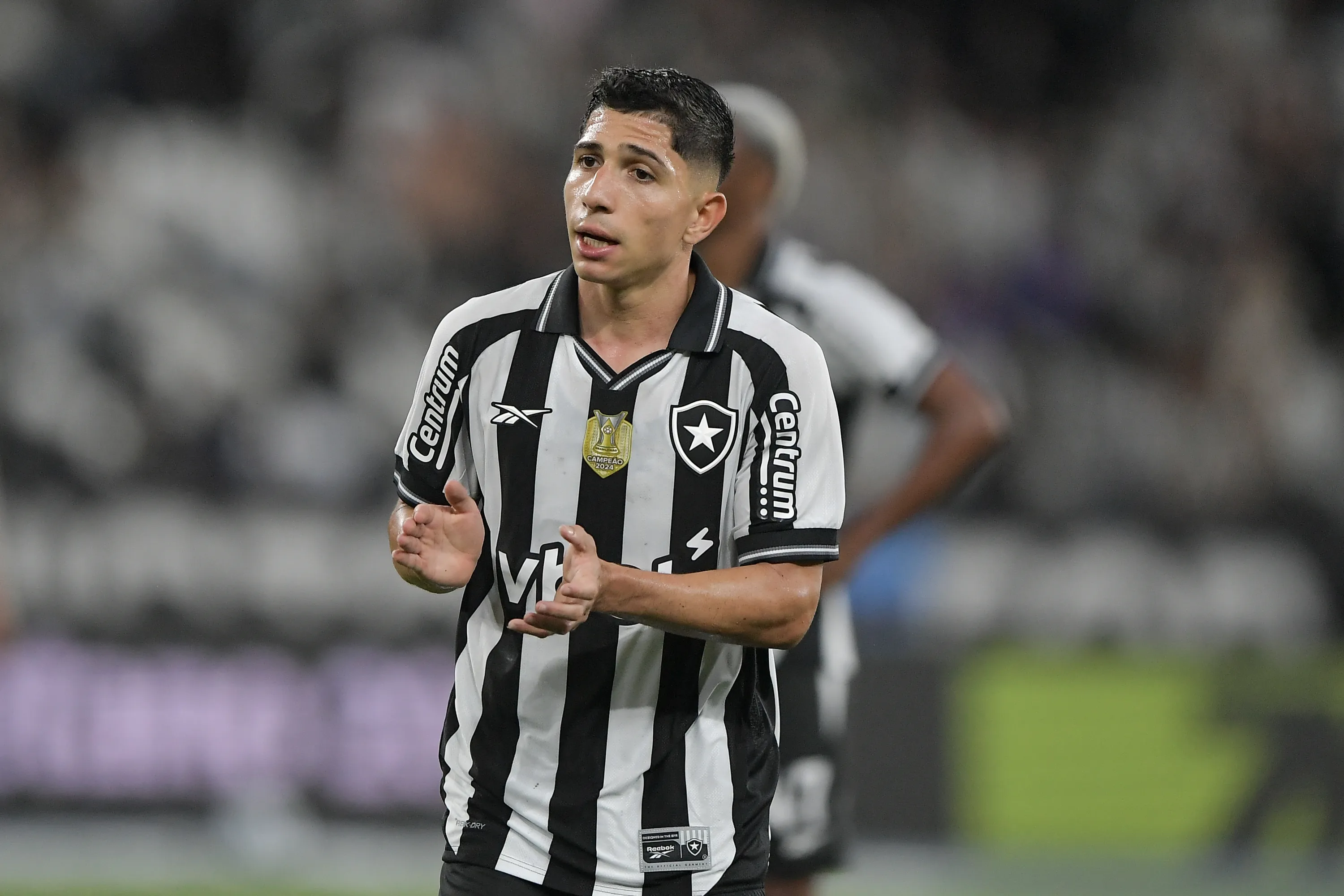 Savarino jogador do Botafogo durante partida contra o Bragantino no estadio Engenhao pelo campeonato Brasileiro A 2025. Foto: Thiago Ribeiro/AGIF
