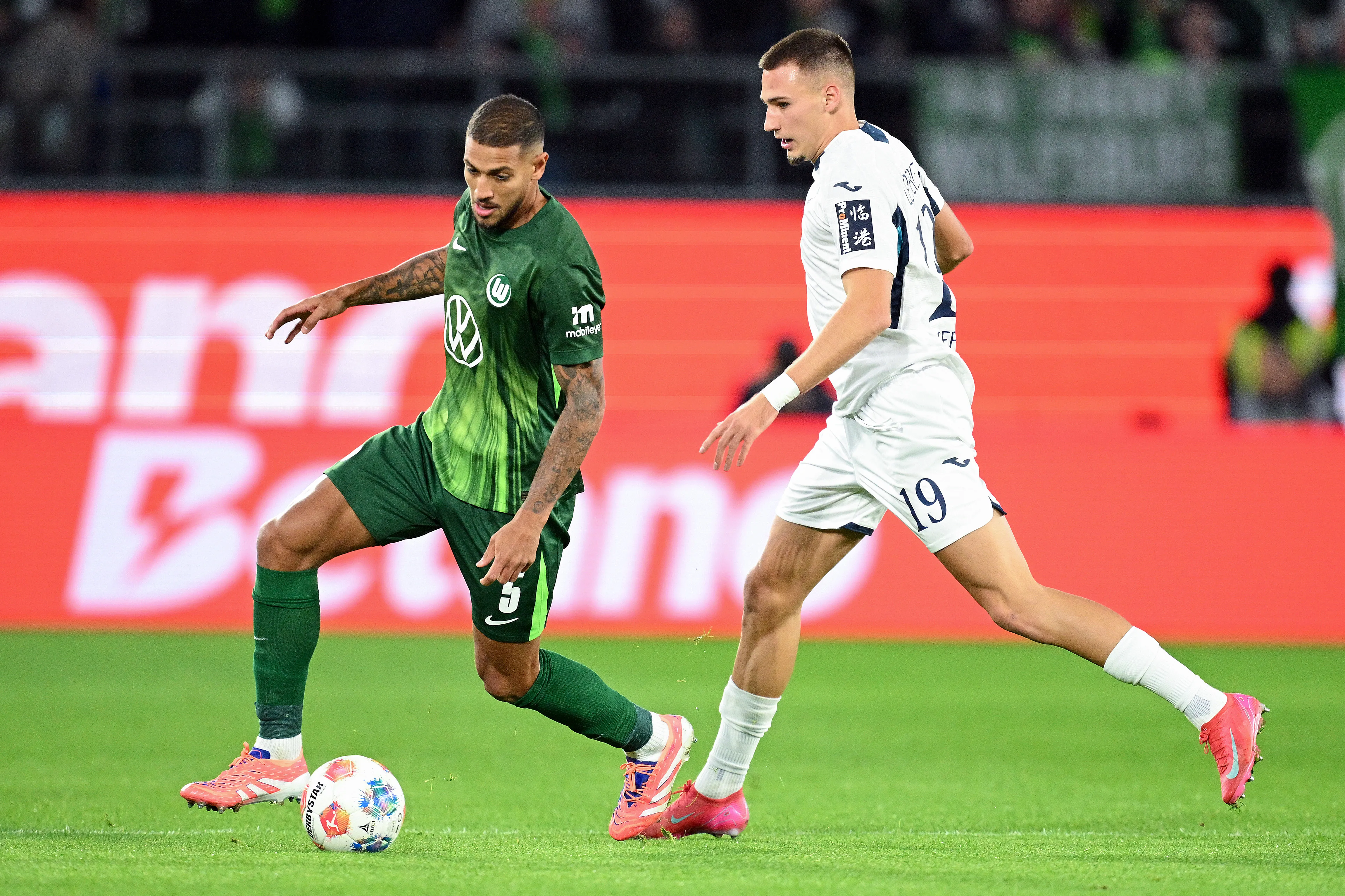 Vinícius Souza atuando pelo Wolfsburg-ALE –  (Photo by Stuart Franklin/Getty Images)