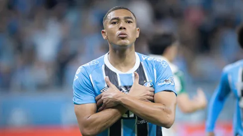 Carlos Vinicius jogador do Gremio comemora seu gol durante partida contra o Palmeiras no estadio Arena do Gremio pelo campeonato Brasileiro A 2025. Foto: Maxi Franzoi/AGIF
