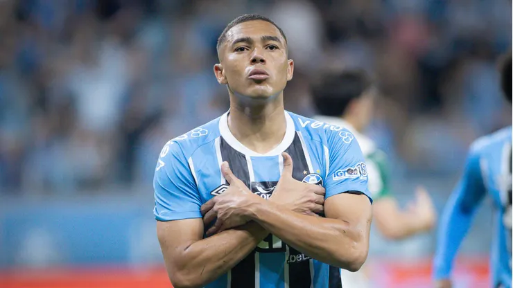 Carlos Vinicius jogador do Gremio comemora seu gol durante partida contra o Palmeiras no estadio Arena do Gremio pelo campeonato Brasileiro A 2025. Foto: Maxi Franzoi/AGIF