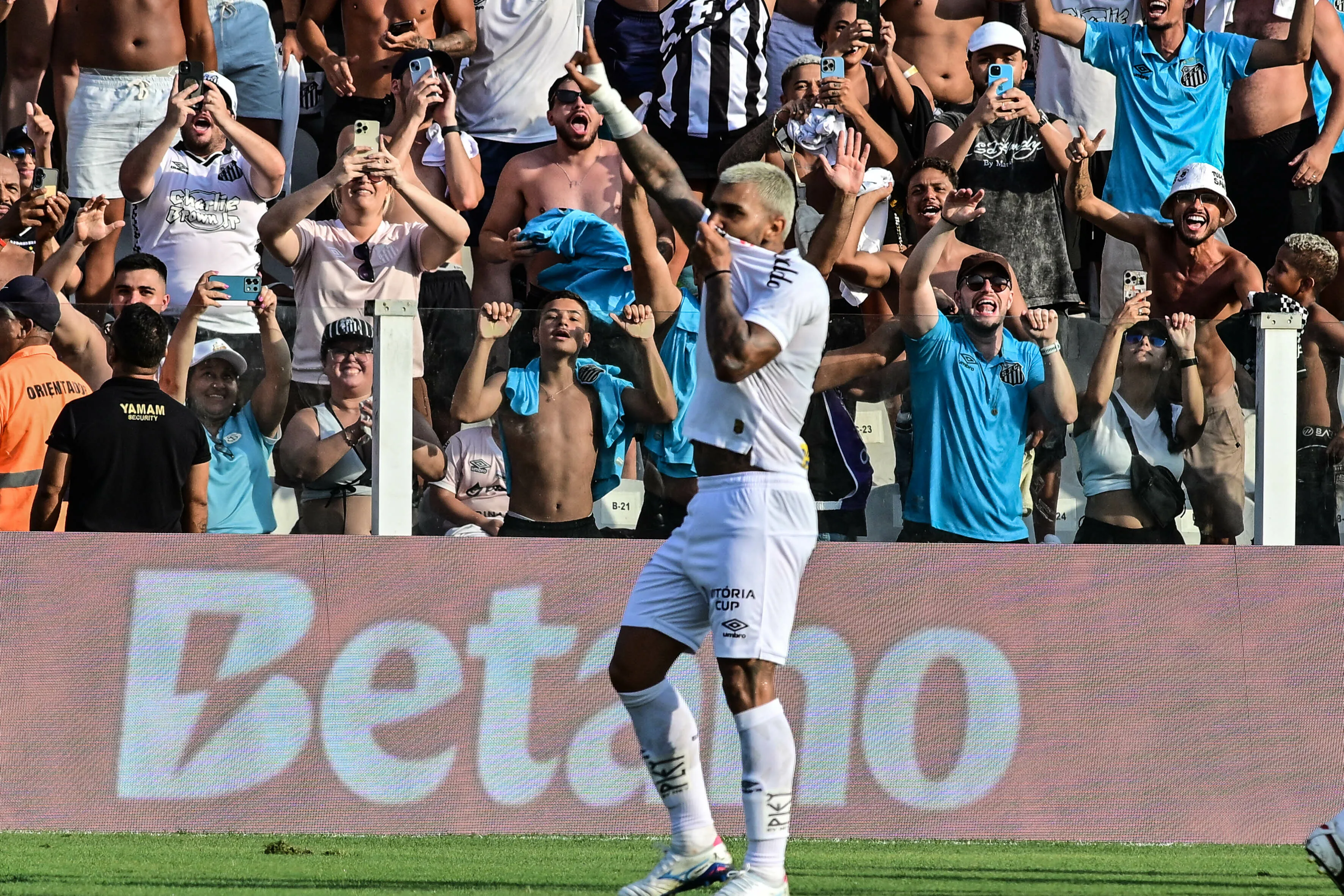 Gabigol comemorando gol no retorno pelo Santos – 2026. Foto: Jota Erre/AGIF