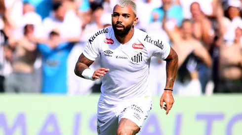 Gabigol com a camisa do Santos
