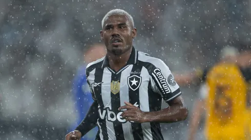 Cuiabano jogador do Botafogo durante partida contra o Sport no estadio Engenhao pelo campeonato Brasileiro A 2025. Foto: Jorge Rodrigues/AGIF