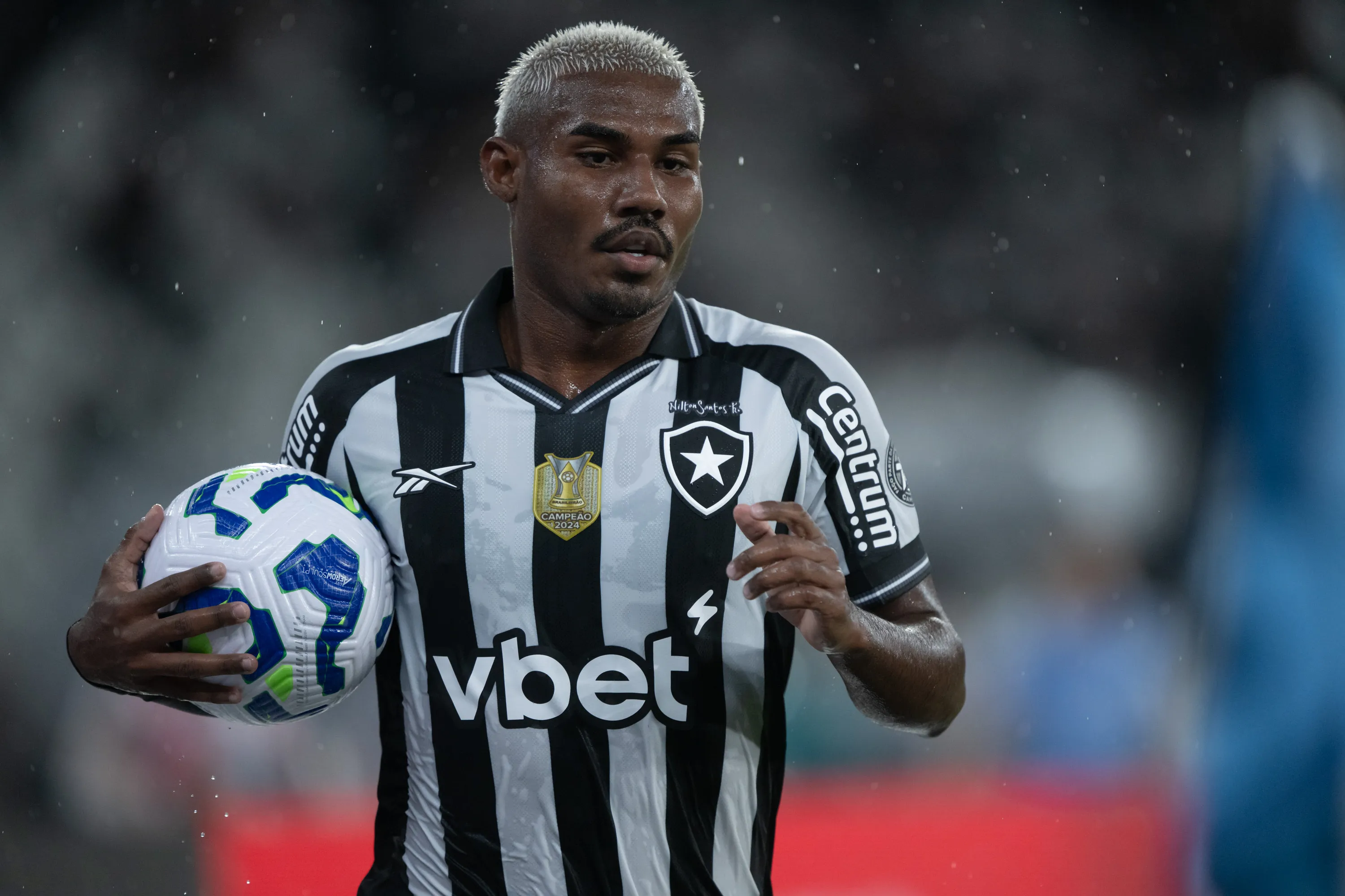 Cuiabano jogador do Botafogo durante partida contra o Sport no estadio Engenhao pelo campeonato Brasileiro A 2025. Foto: Jorge Rodrigues/AGIF
