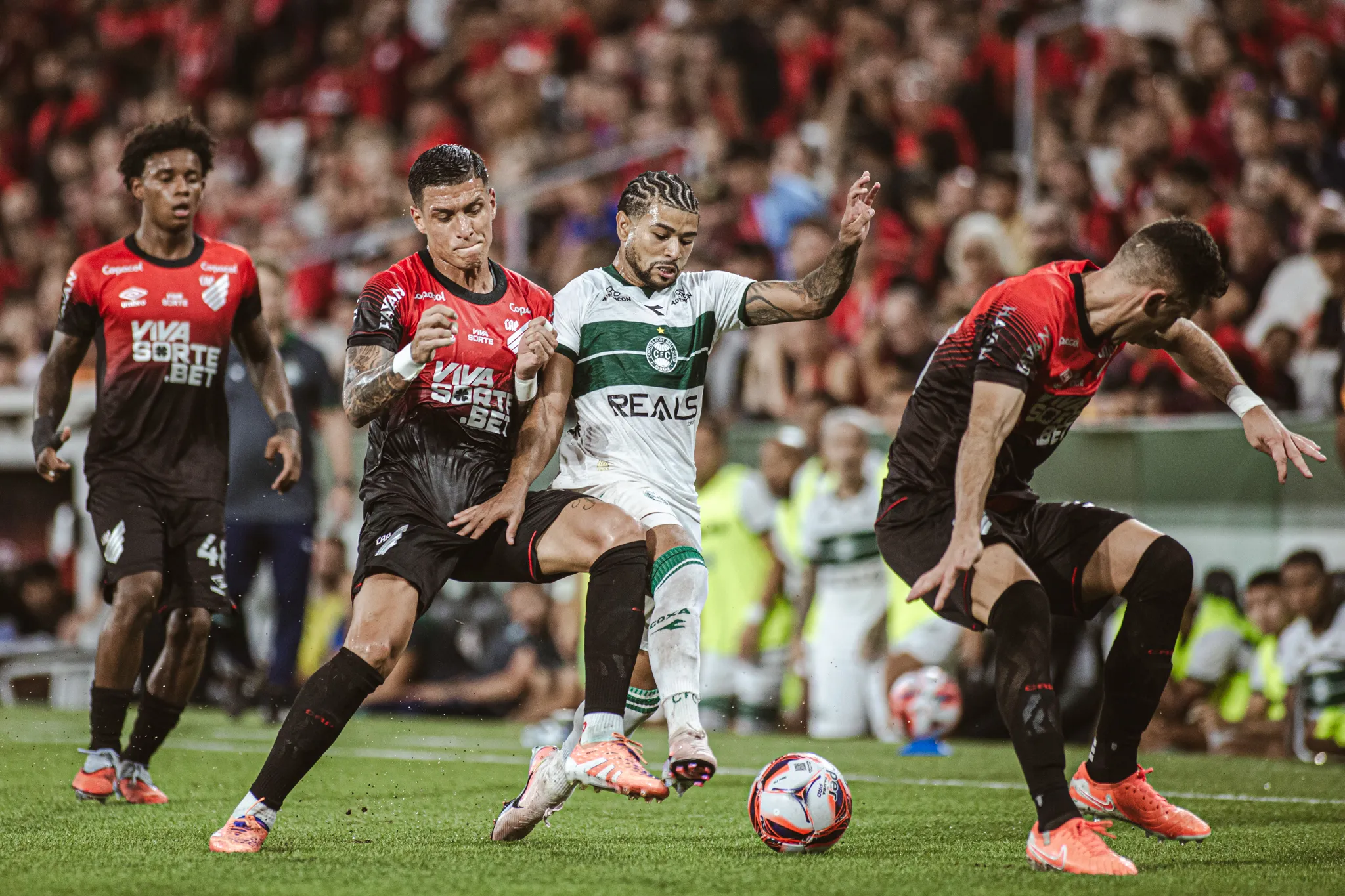 Lucas Ronier (pia do Couto) jogador do Coritiba durante partida contra o Athletico-PR no estadio Arena da Baixada pelo campeonato Paraense 2026. Foto: Luis Garcia/AGIF