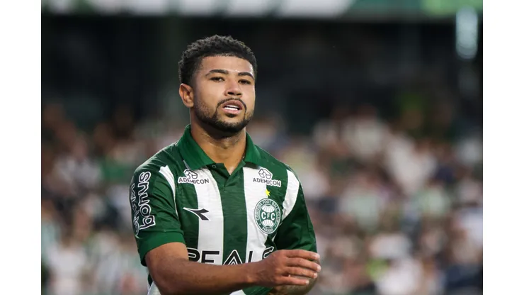 Lucas Ronier jogador do Coritiba durante partida contra o Amazonas no estadio Couto Pereira pelo campeonato Brasileiro B 2025. Foto: Robson Mafra/AGIF