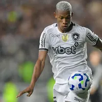 Torcida do Flamengo pede contratação de Danilo, do Botafogo