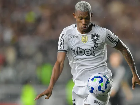 Torcida do Flamengo pede contratação de Danilo, do Botafogo