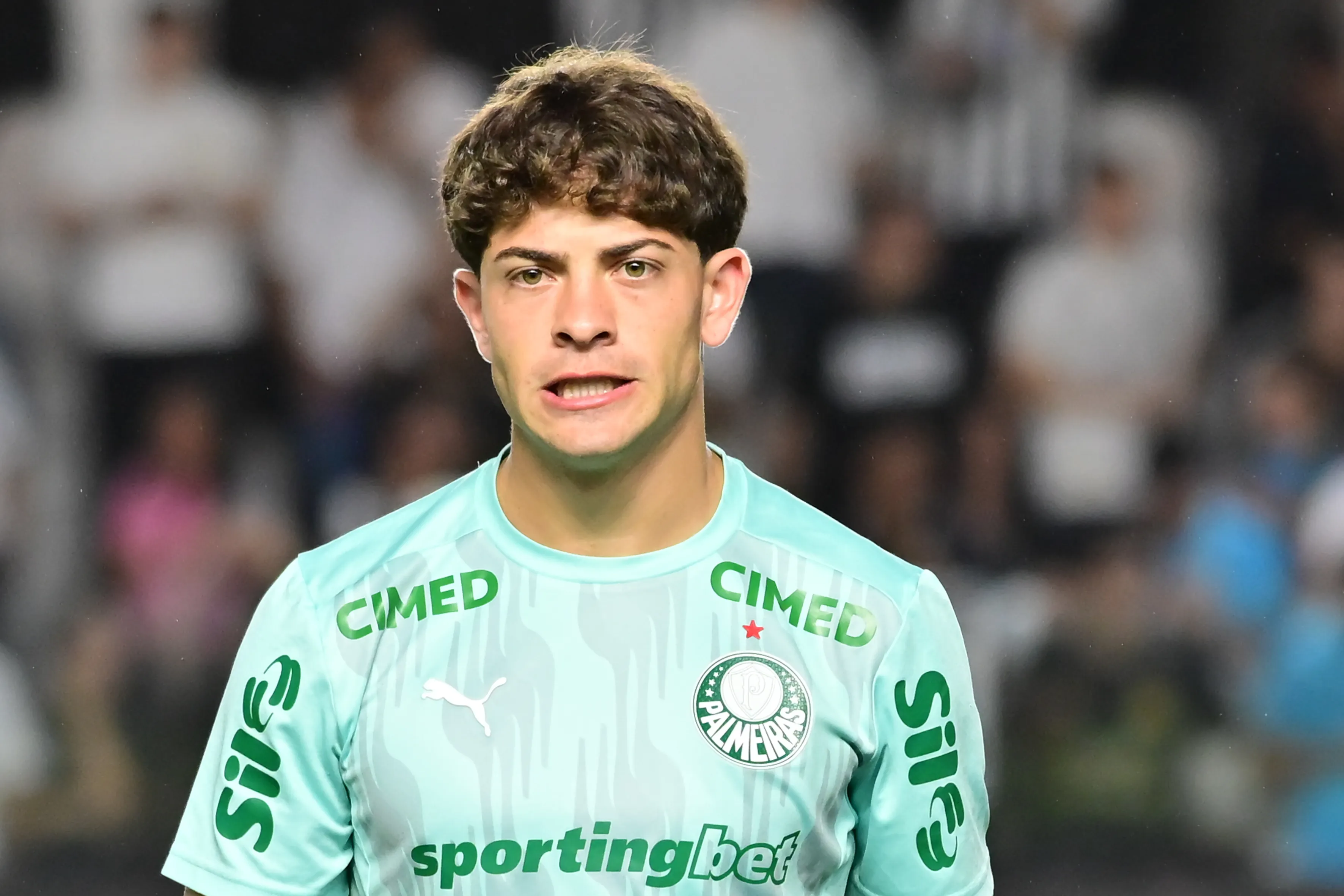 Giay jogador do Palmeiras durante aquecimento antes da partida contra o Santos no estadio Vila Belmiro pelo campeonato Brasileiro A 2025. Foto: Jota Erre/AGIF