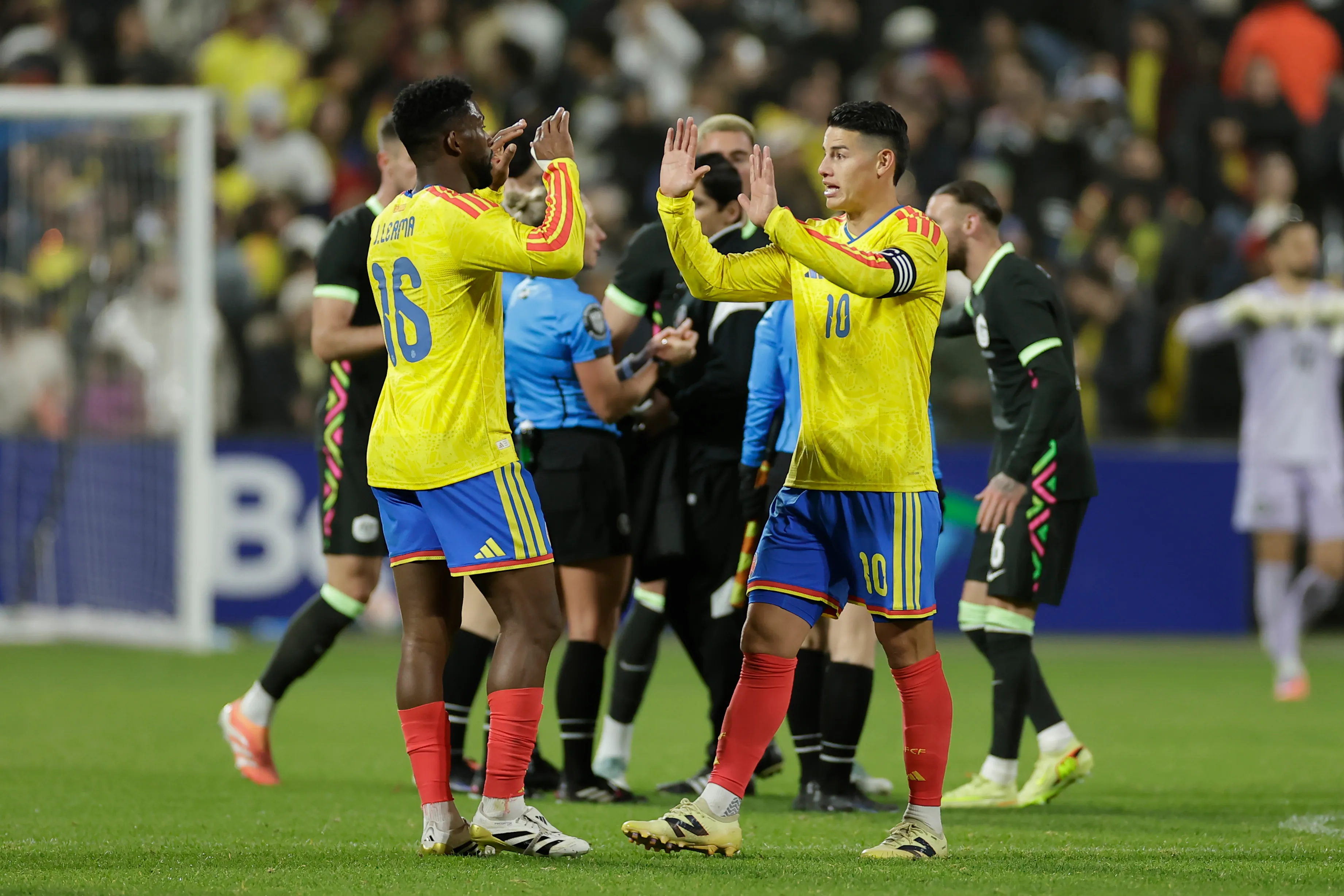 Lerma e James Rodríguez se cumprimentam em partida da Colômbia. (Photo by Adam Hunger/Getty Images for Soccer Australia)