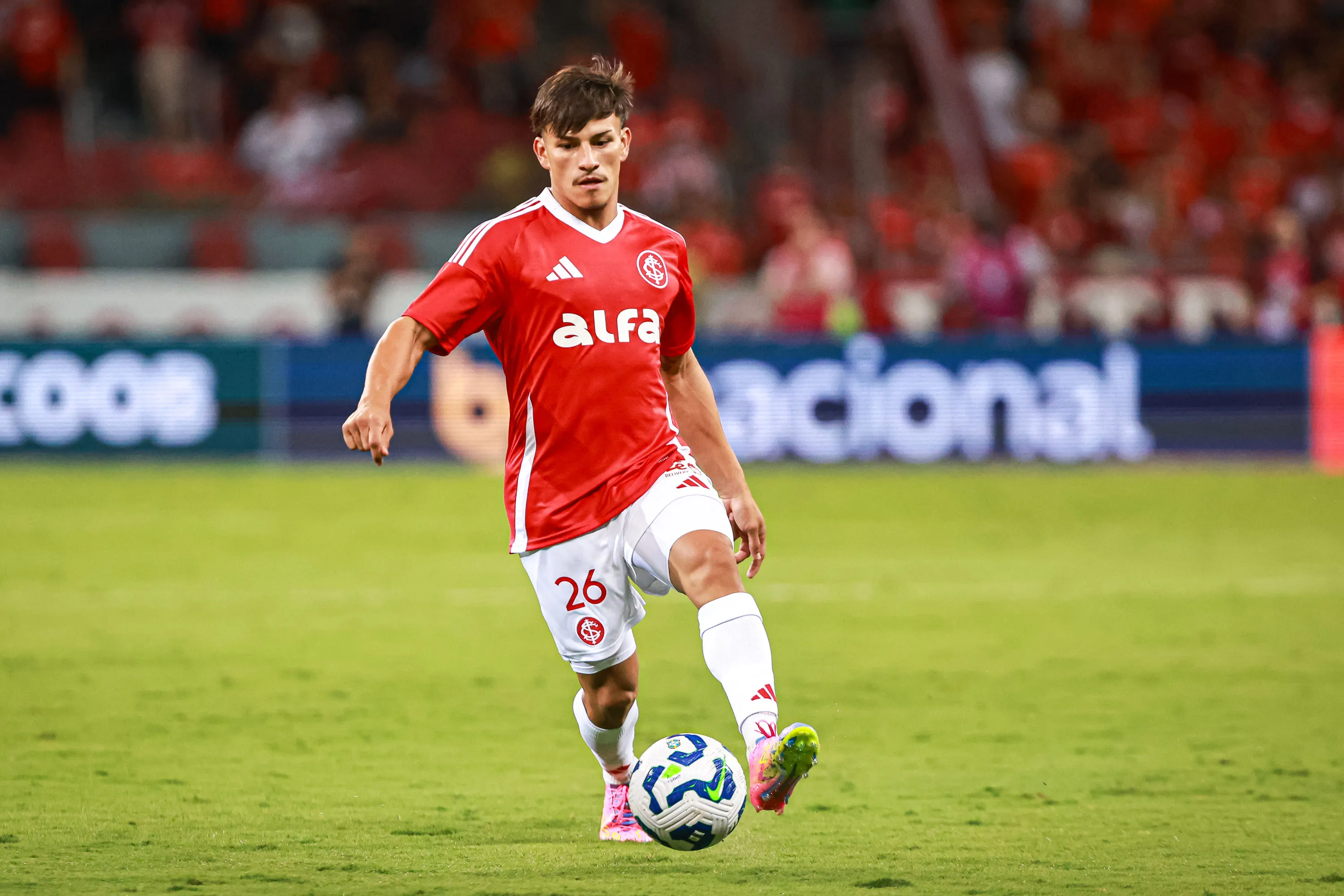 RS – PORTO ALEGRE – 16/04/2025 – BRASILEIRO A 2025, INTERNACIONAL X PALMEIRAS – Alexandro Bernabei jogador do Internacional durante partida contra o Palmeiras no estadio Beira-Rio pelo campeonato Brasileiro A 2025. Foto: Maxi Franzoi/AGIF