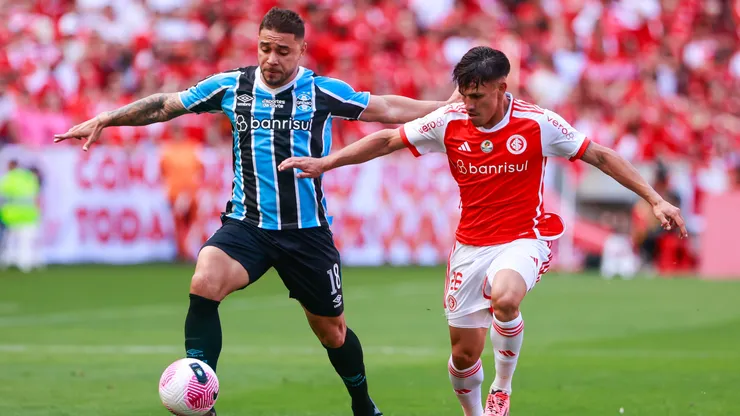 Bernabei jogador do Internacional disputa lance com jogador do Gremio durante partida no estadio Beira-Rio pelo campeonato Brasileiro A 2024.