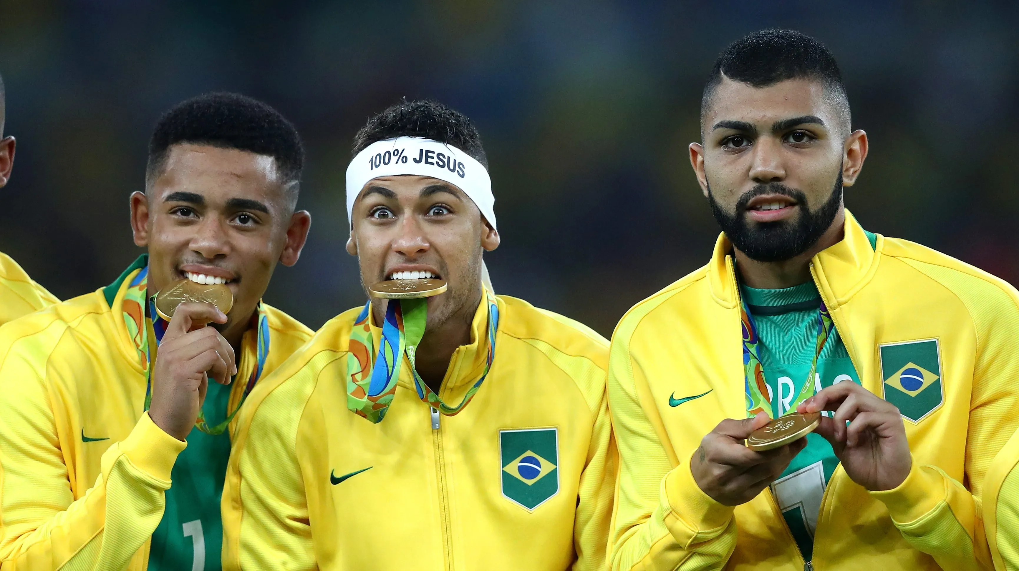 Gabriel Jesus comemorando o ouro pela seleção olímpica.  (Photo by Clive Mason/Getty Images)